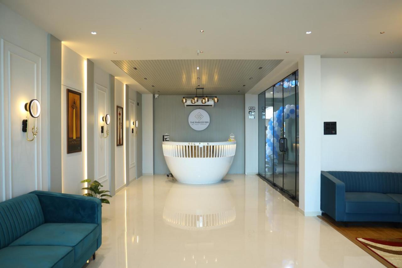 Hotel The Parker Inn By Kbnt Group Сурат Екстер'єр фото